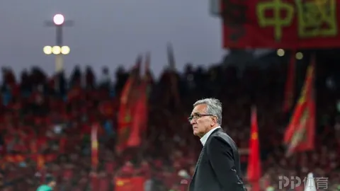 【重磅首发揭晓！穆里奇巧变阵5将，蒯纪闻、李新翔领衔出战，两大外援意外缺席】