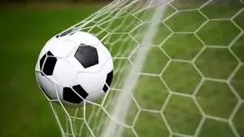 英超风云变幻：曼联稳居第8，利物浦紧随其后，阿森纳领跑积分榜，仅领先5分！揭秘绿茵战局！